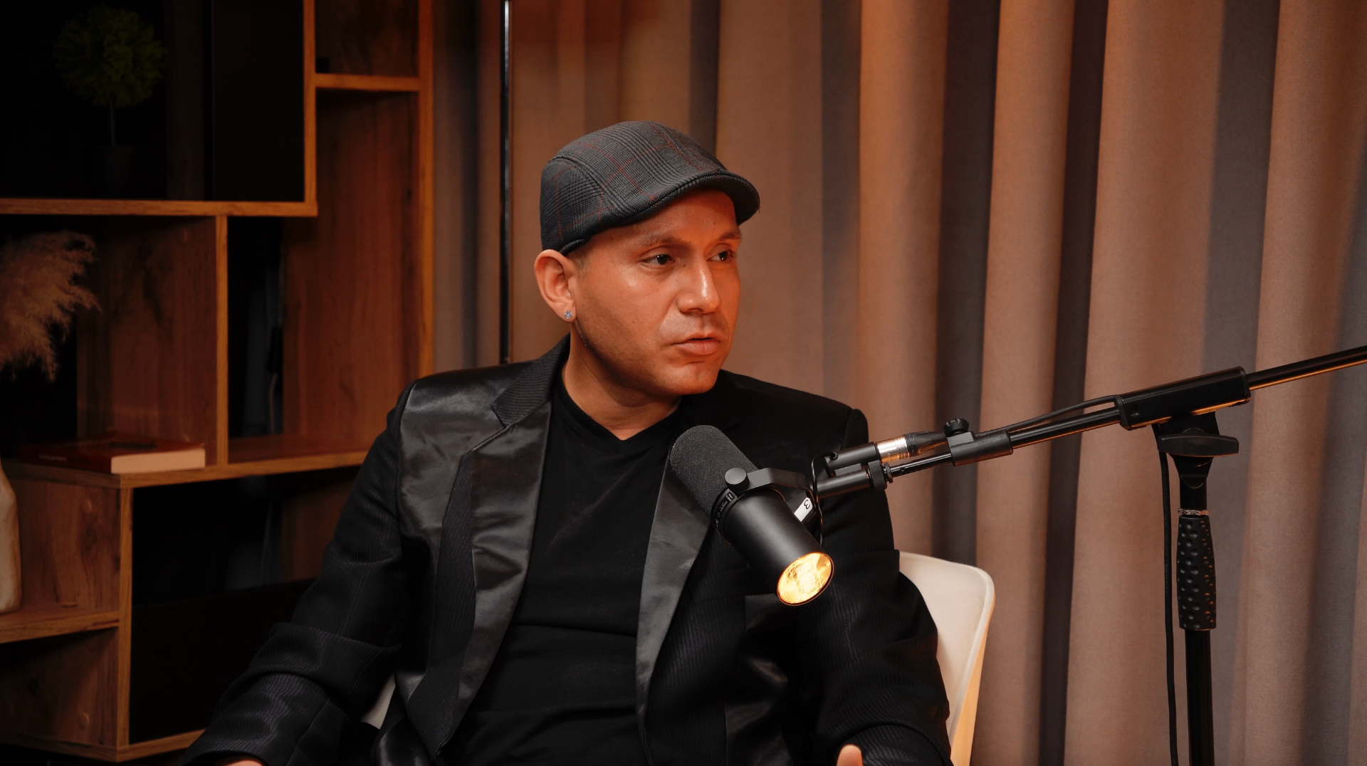 Invitado grabando en el estudio VOXIA